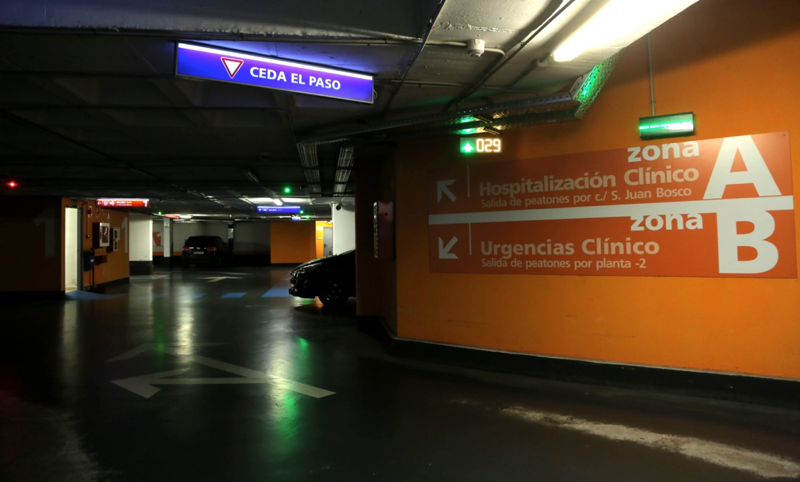 Interior del parking de Índigo para el Hospital Clínico