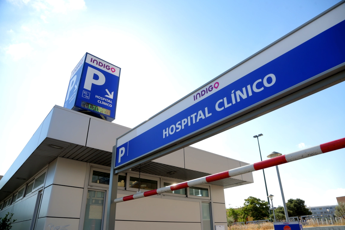 Barrera de entrada del parking de Índigo para el Hospital Clínico
