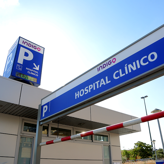 Cartel de entrada al parking Índigo del Hospital Clínico