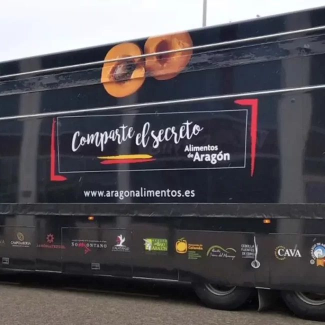 Trailer con el rótulo "Alimentos de Aragón"